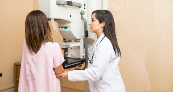 Ärztin, die einer Patientin hilft, eine Mammographie zu machen. / AntonioDiaz, AdobeStock.com
